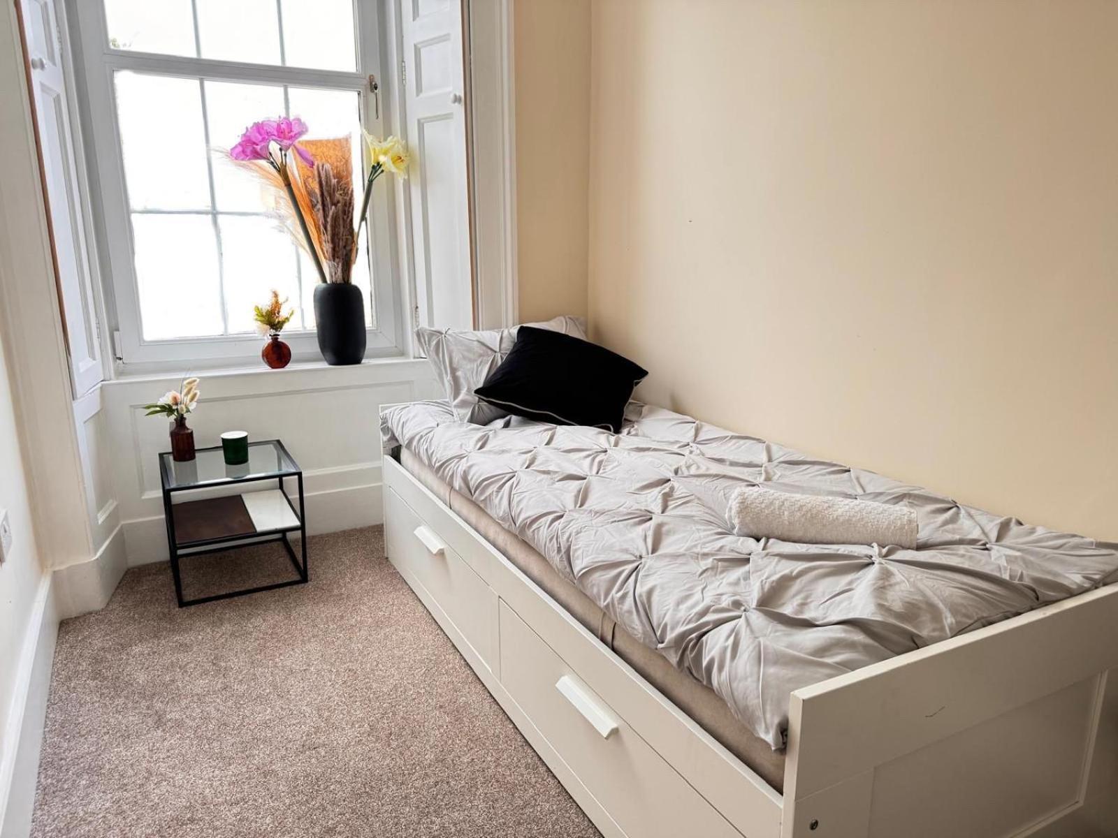 Georgian Luxury Apartment - Superfast Wifi - Parking Available *